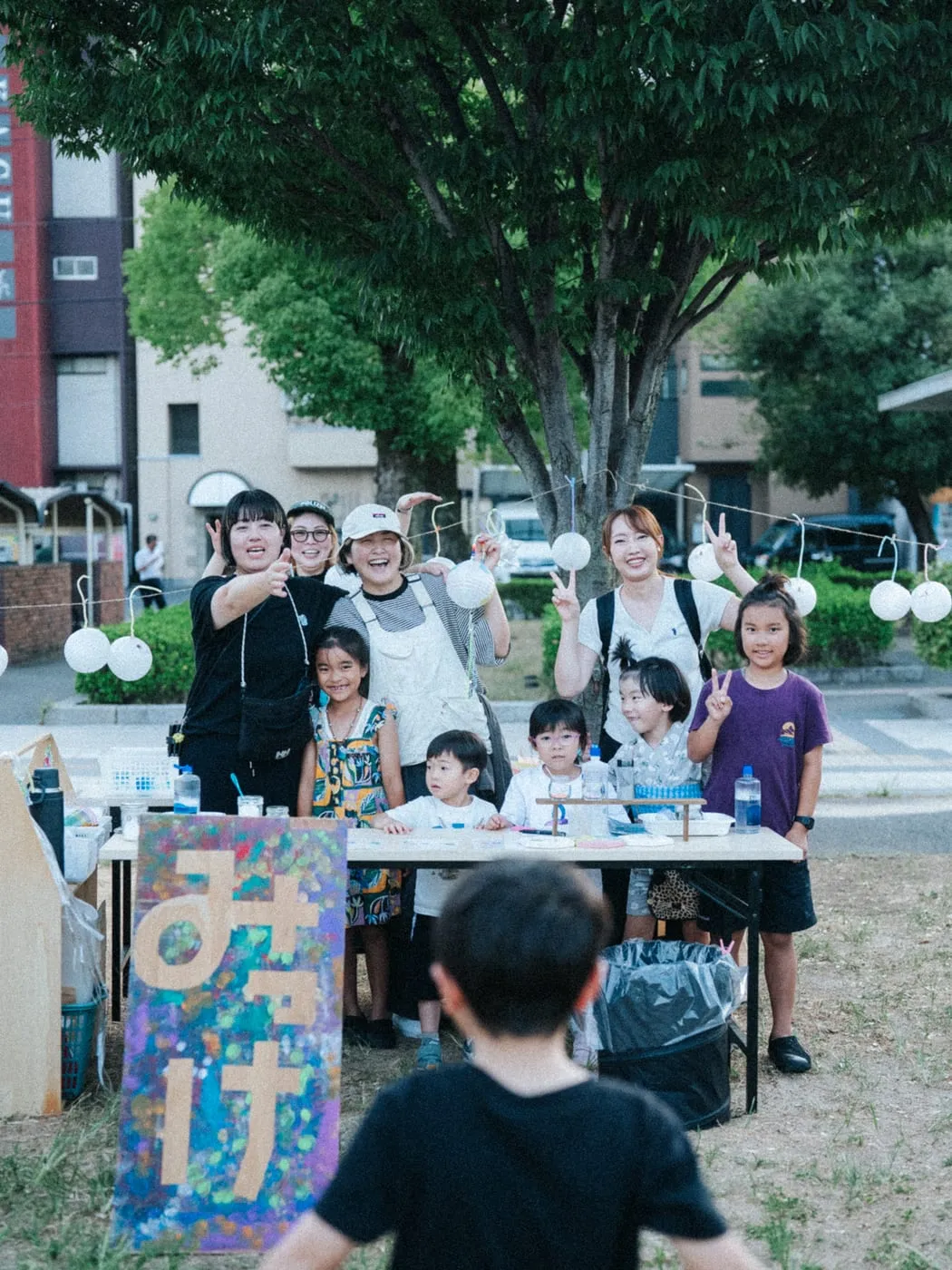 長机を囲んで、大勢の子どもたちがワークショップの制作に取り組んでいる様子。